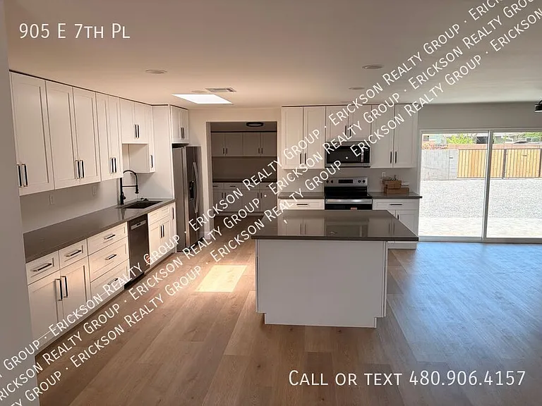 905 E 7th Pl — Photo 2