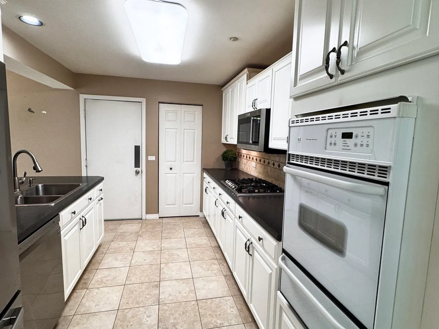 2 bed, 1200 sqft, $2,495 — Photo 3