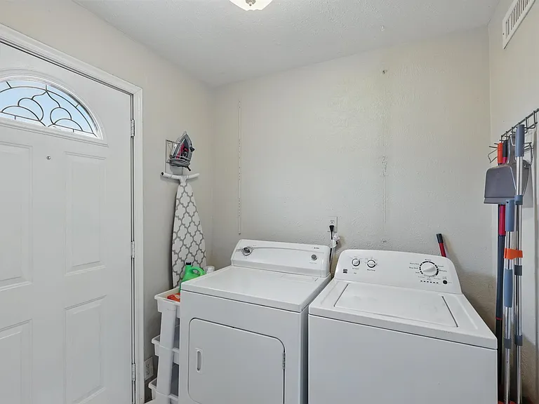 3454 Livingston Ln — Photo 34