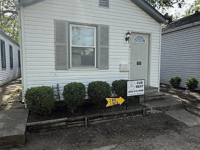 916 Schiller Ct — Photo 1