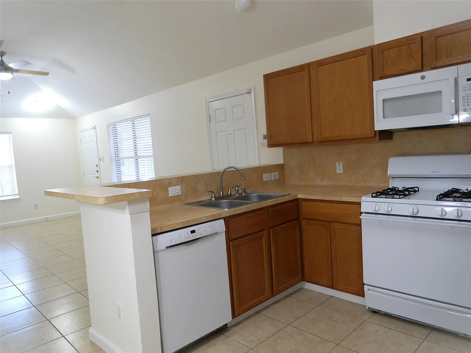 3 bed, 2.0 bath, 1221 sqft, $1,900 — Photo 4