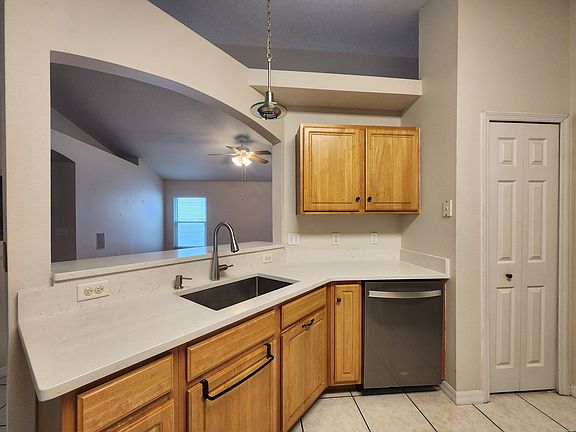 3rd image of 1419 Russell Ave