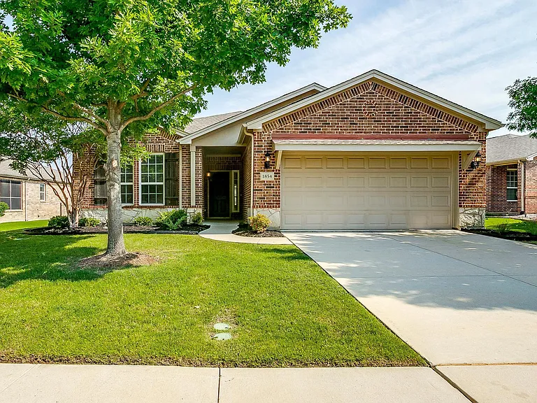 1845 Dexter Ln — Photo 1