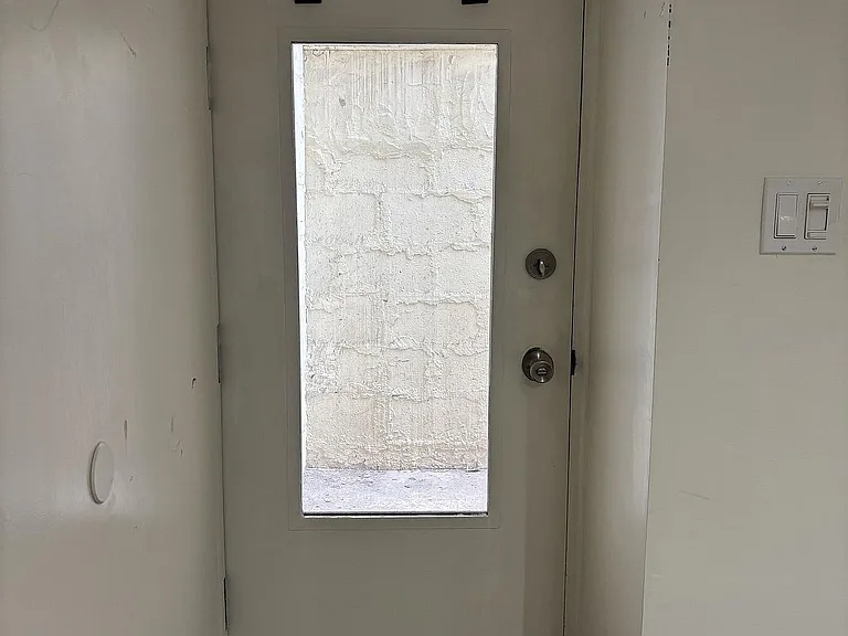 16 Montrose Ave #BASEMENT — Photo 8