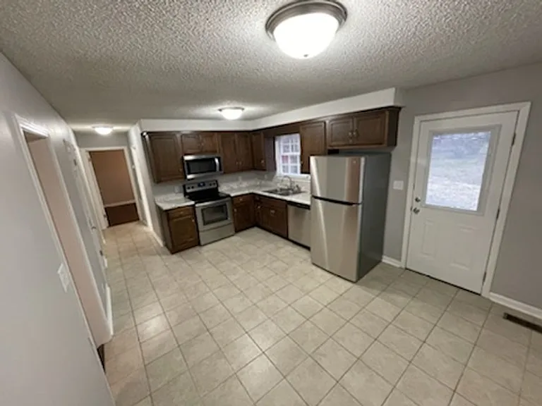 907 Ryan Dr — Photo 3