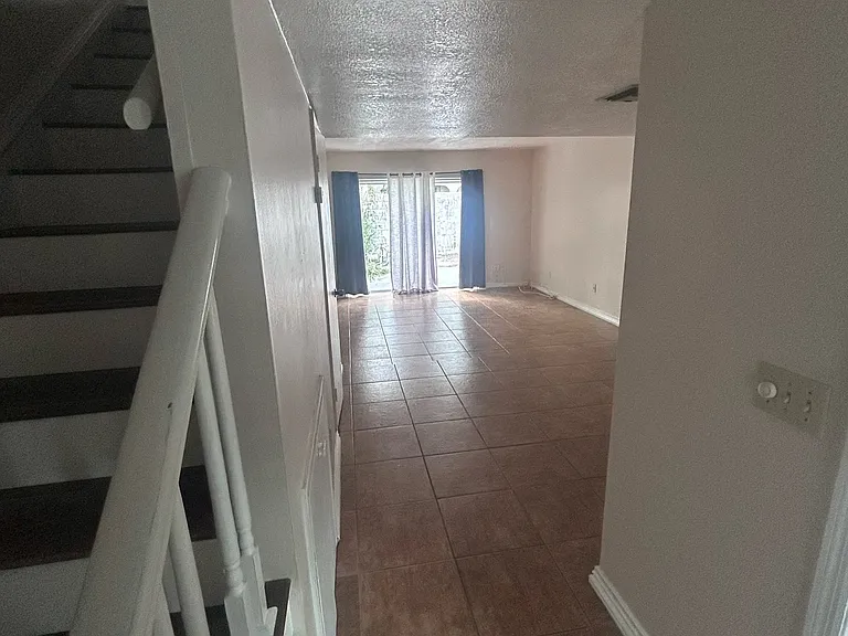 619 E Amelia St #A — Photo 11
