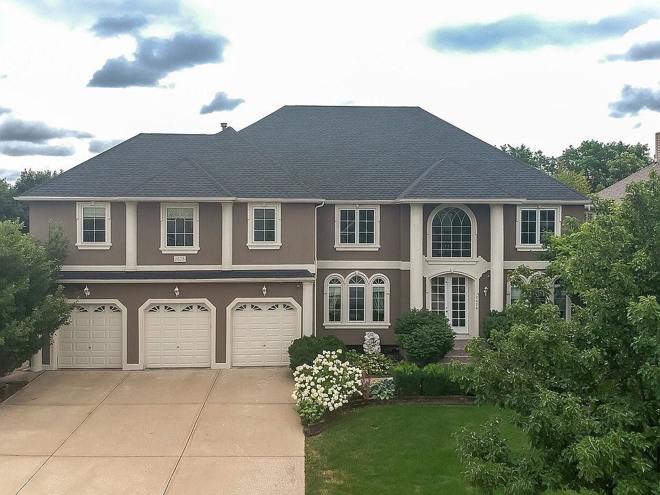 3 CARS GARAGE, RIASED PANEL FULLY INSULATED GARAGE DOOR, FULLY INSTALLED AND DRY WALLED