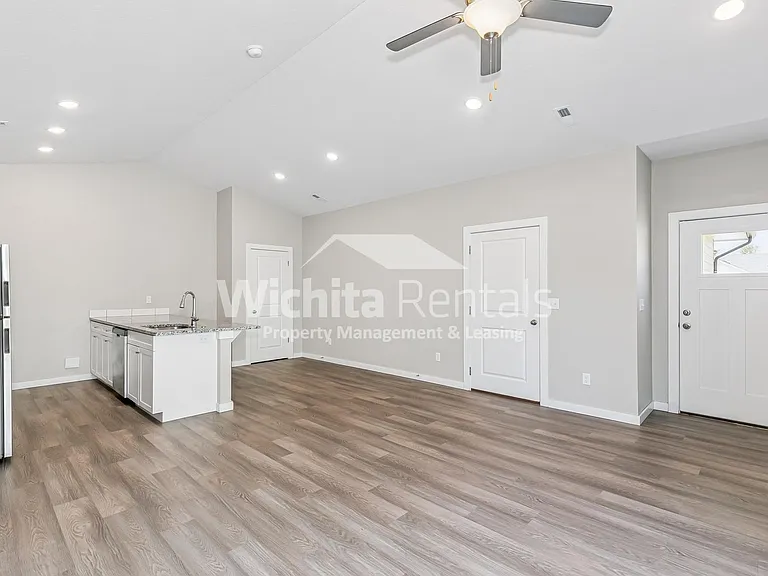 5146 Honeylocust St — Photo 4