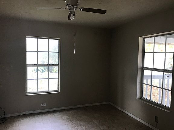 3rd image of 704 W Silver Springs Pl