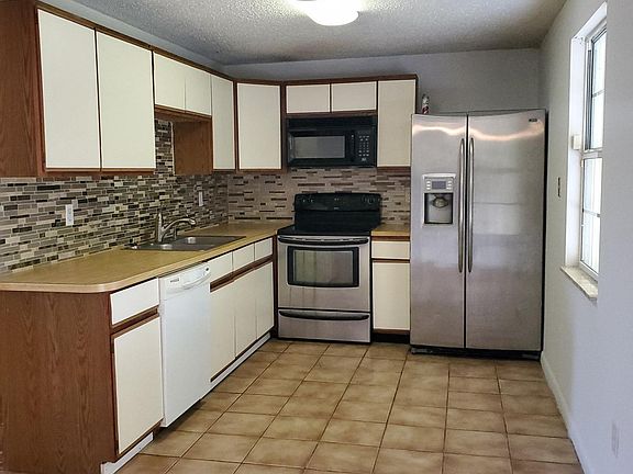 2nd image of 379 SW North Quick Cir