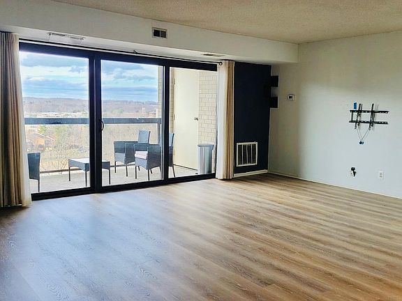 2nd image of 203 Yoakum Pkwy APT 1615