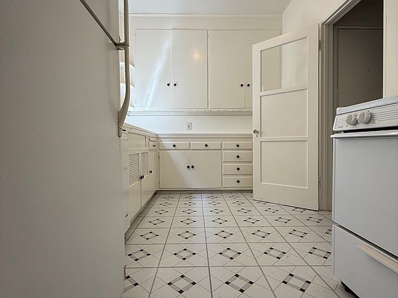 5th image of 2049 N Beachwood Dr #2049