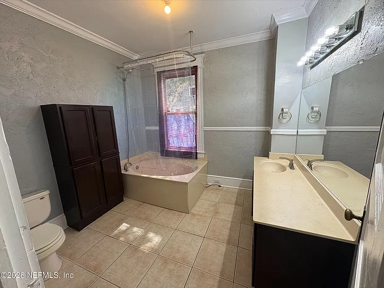 440 E 6th St — Photo 15