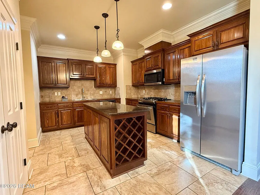 3 bed, 2.0 bath, 1634 sqft, $2,200 — Photo 2