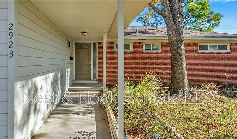2923 S Irvington Ave — Photo 3