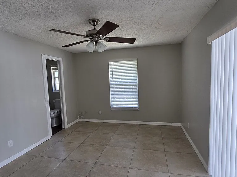 702 SE 47th St #4 — Photo 11