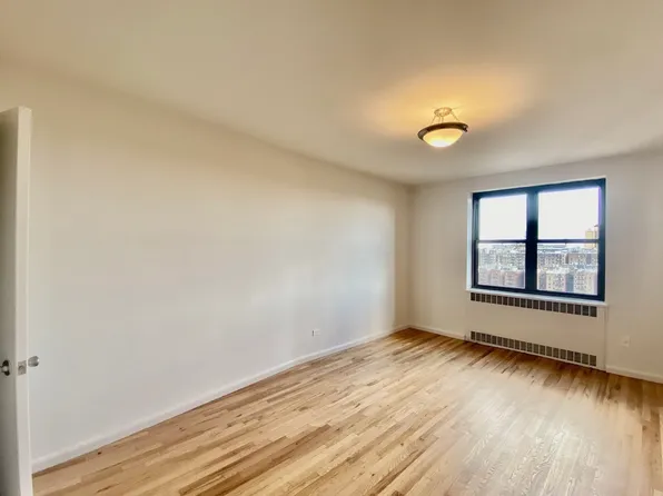 700 Fort Washington Avenue image 1 of 14