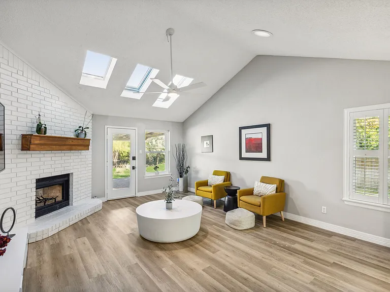 849 N Riverside Dr — Photo 3