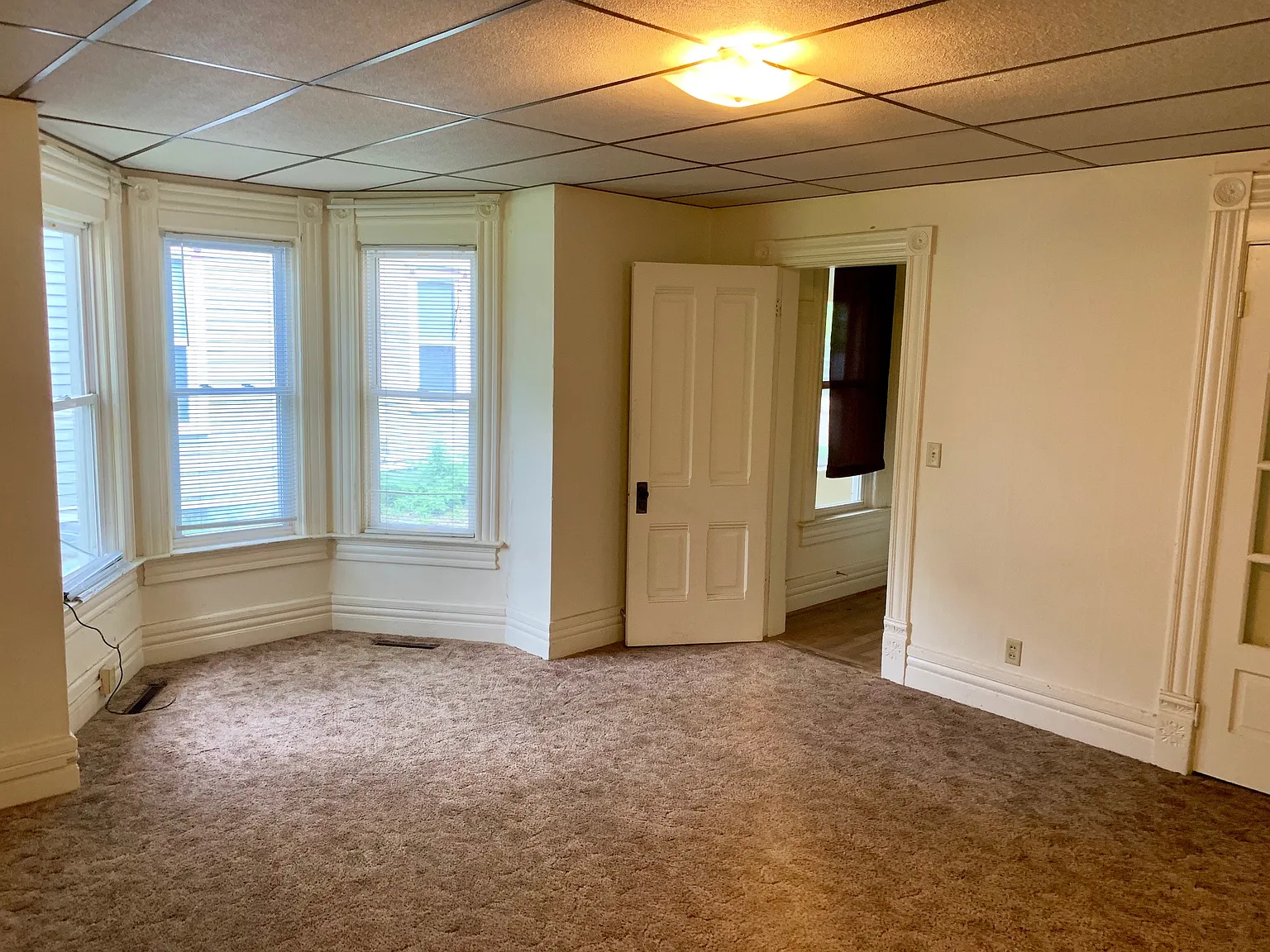 4 bed, 100 sqft, $1,200 — Photo 1