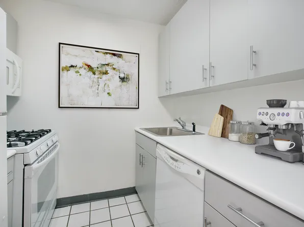 429 East 52nd Street 28E image 2 of 18