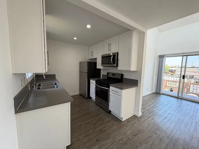 Midvale Los Angeles Apartments LLC — Photo 7
