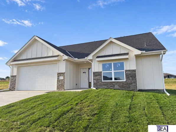 8910 Reed St, Papillion, NE 68046