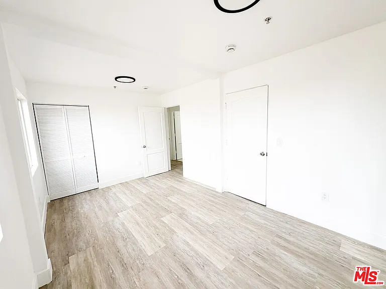 2637 S Manhattan Pl #8 — Photo 15