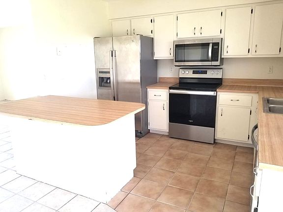 3rd image of 1421 SE 4th Pl