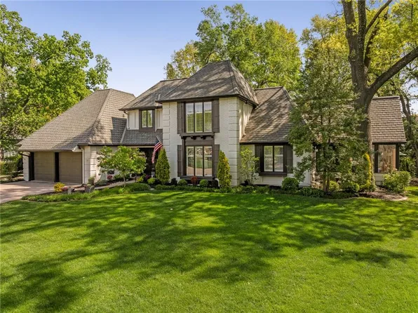10201 Howe Ln, Leawood, KS 66206