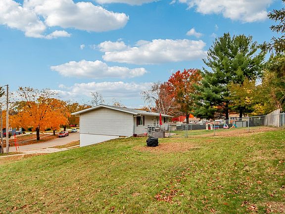 2nd image of 1526 Manor Dr