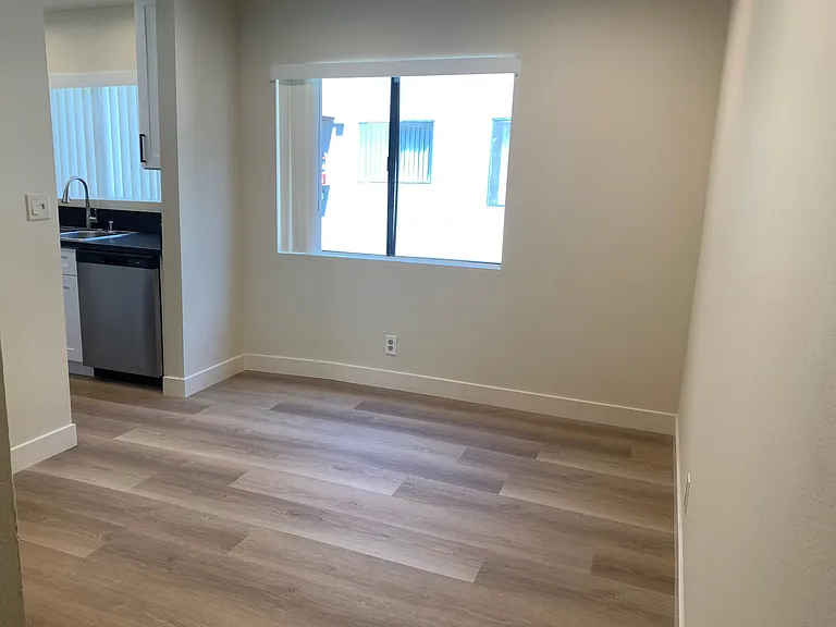 519 Palm Dr #13 — Photo 2
