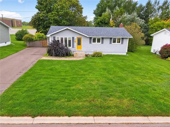 27 Alphonse St, Shediac, NB E4P 1C9