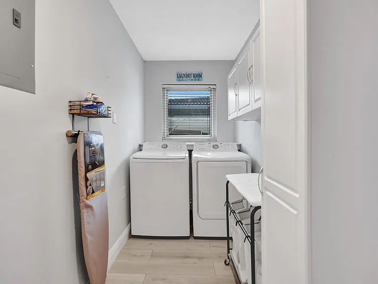 470 SE 4th Ct — Photo 49