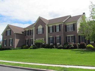 1864 Viola Ln, Hellertown, PA 18055