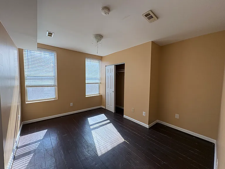 1012 W Pratt St — Photo 8