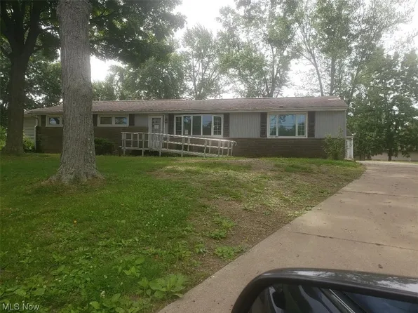 3896 Rolling Ridge Rd NE, Canton, OH 44721