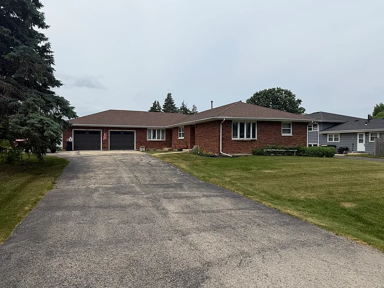 1201 Johnston Dr — Photo 2