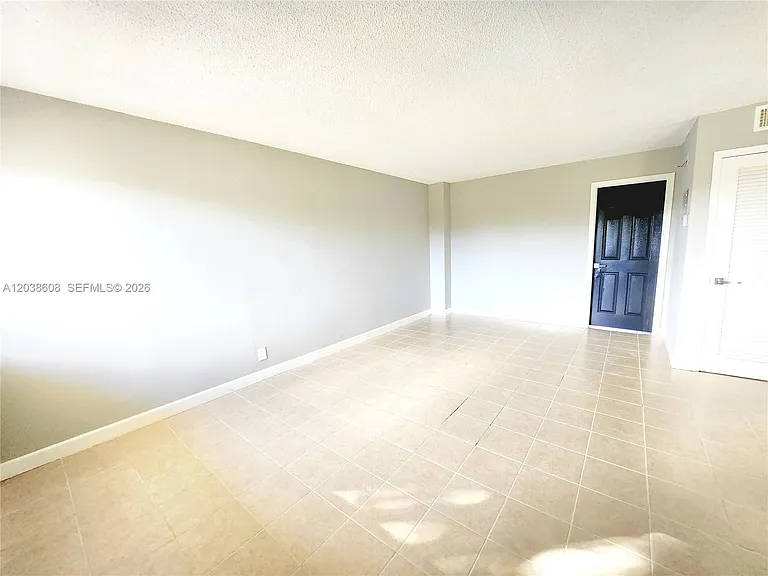 191 SW 15th St #202 — Photo 3