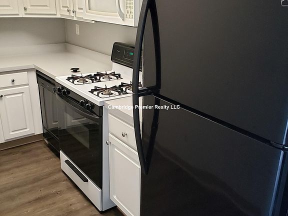 3rd image of 812 Memorial Dr APT 812