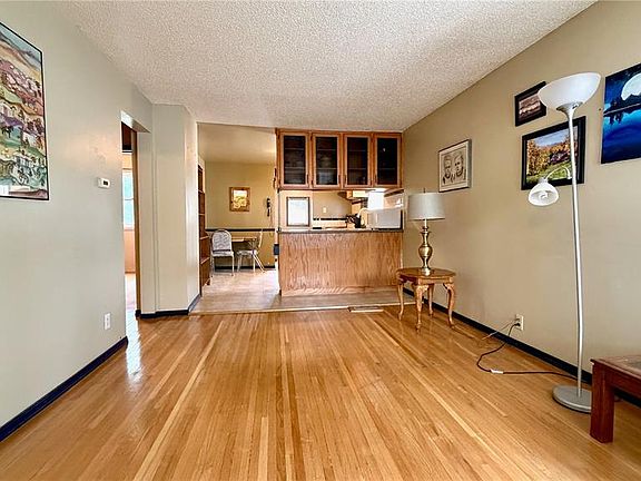 3rd image of 123 RUTH STREET E