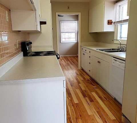 3rd image of 623 Avenue E