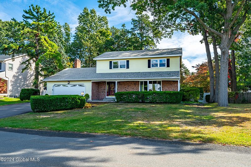 3rd image of 19 White Fir Drive