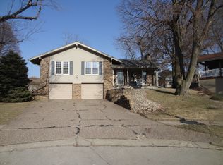 9805 P Cir, Omaha, NE 68127