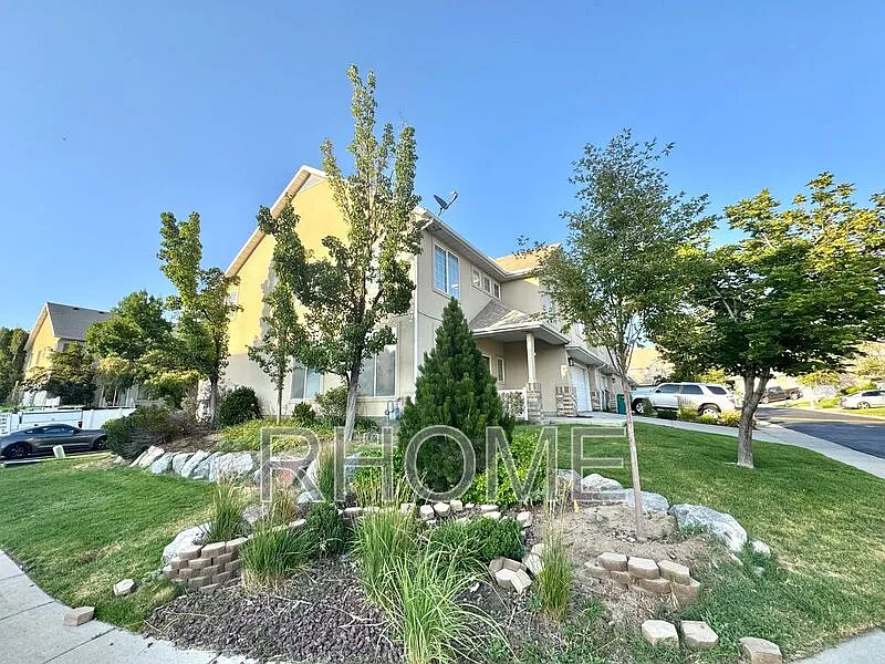 4 bed, 2.5 bath, 2232 sqft, $2,449 — Photo 2
