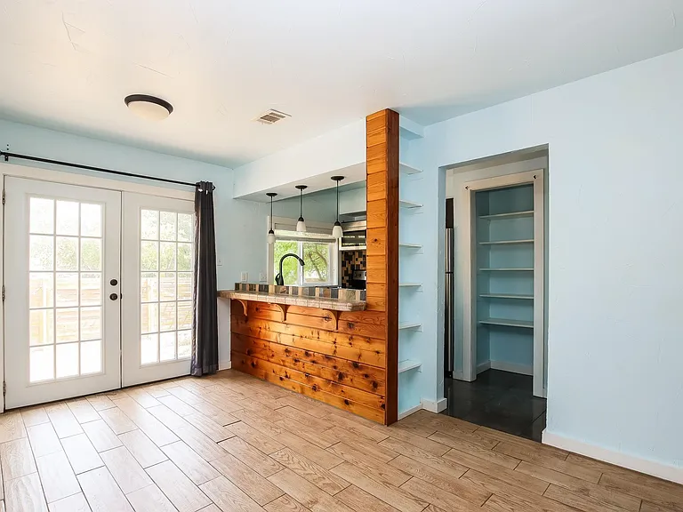 2717 Parker Ln — Photo 2