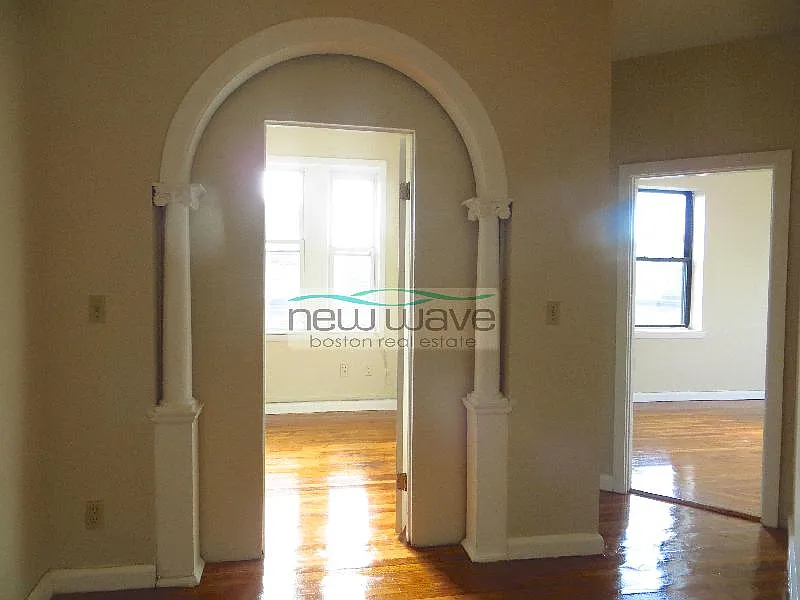 3 bed, 999 sqft, $5,400 — Photo 1
