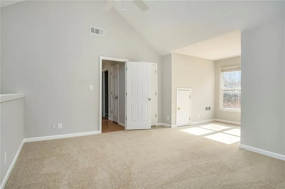 4 bed, 2.5 bath, 2433 sqft, $2,995 — Photo 4