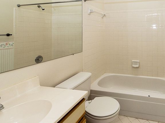 4th image of 13613 Sir Thomas Way APT 33