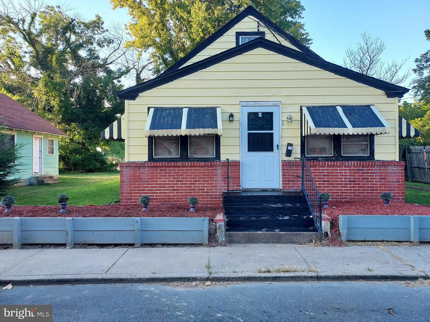 627 Douglas St photo 1
