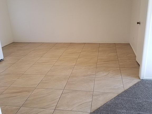 16 x 16 Dining Room/Kitchen seats 6 people.